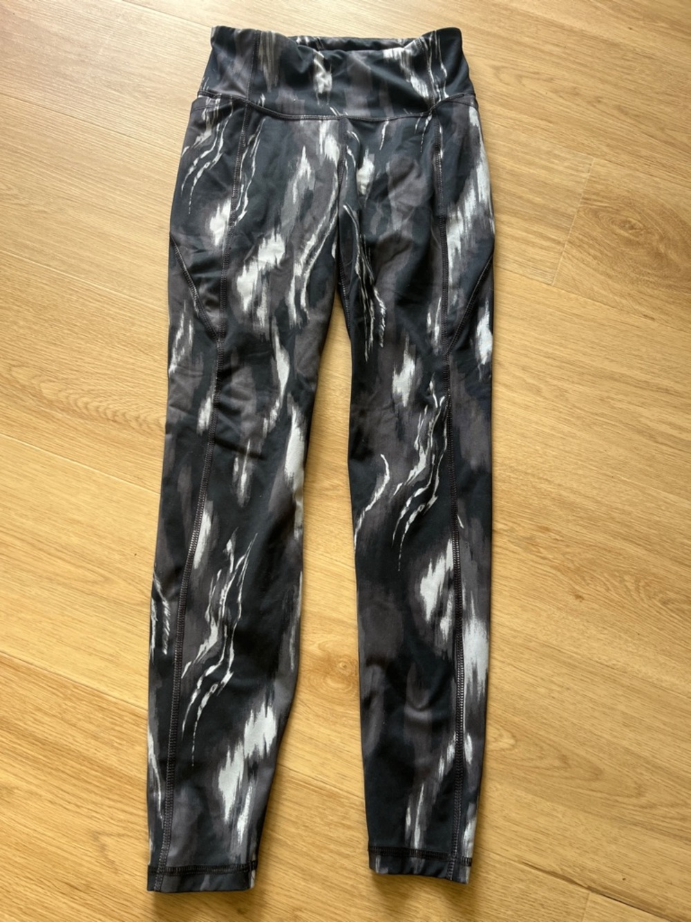 all in motion Black & Gray Abstract Brushstroke Leggings